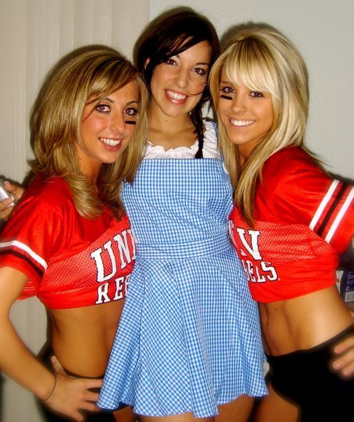 UNLV-cheerleader-college-cheerleaders-20672917-506-604.jpg