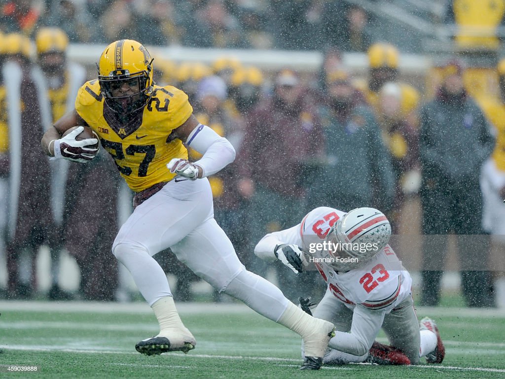 david-cobb-of-the-minnesota-golden-gophers-avoids-a-tackle-by-tyvis-picture-id459039888