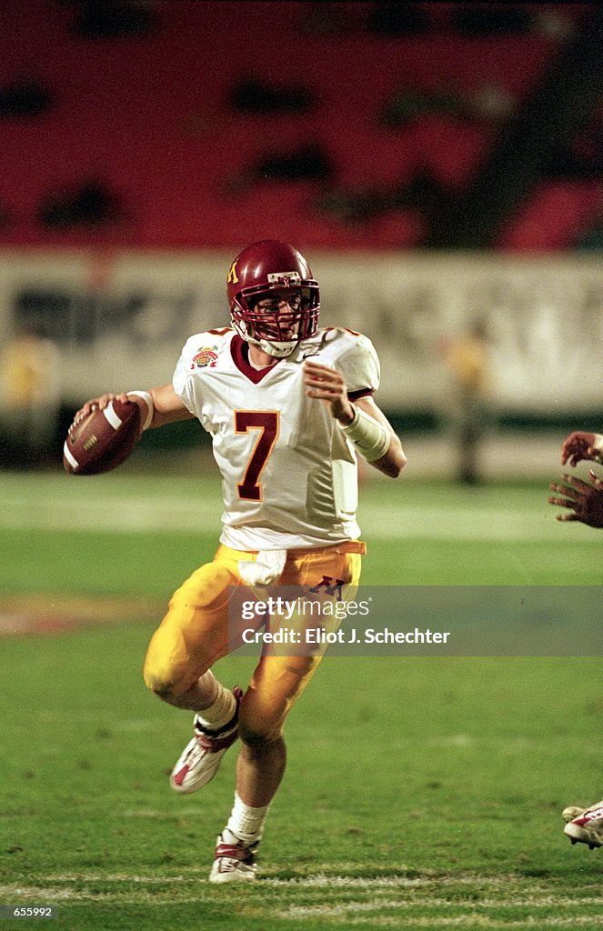 dec-2000-quarterback-travis-cole-of-the-minnesota-golden-gophers-to-picture-id655992
