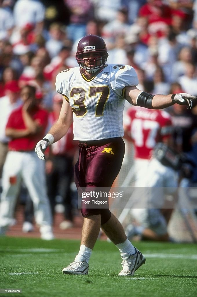 oct-1998-linebacker-parc-williams-of-the-minnesota-golden-gophers-in-picture-id72303426