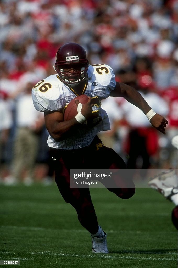 oct-1998-running-back-byron-evans-of-the-minnesota-golden-gophers-in-picture-id72388247