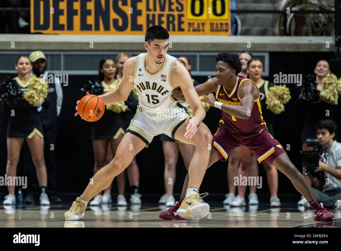 purdue-center-zach-edey-15-works-the-ball-against-the-defense-of-minnesota-forward-joshua-ola-joseph-1-during-the-first-half-of-an-ncaa-college-basketball-game-sunday-dec-4-2022-in-west-lafayette-ind-ap-photodoug-mcschooler-2M9JXEA.jpg