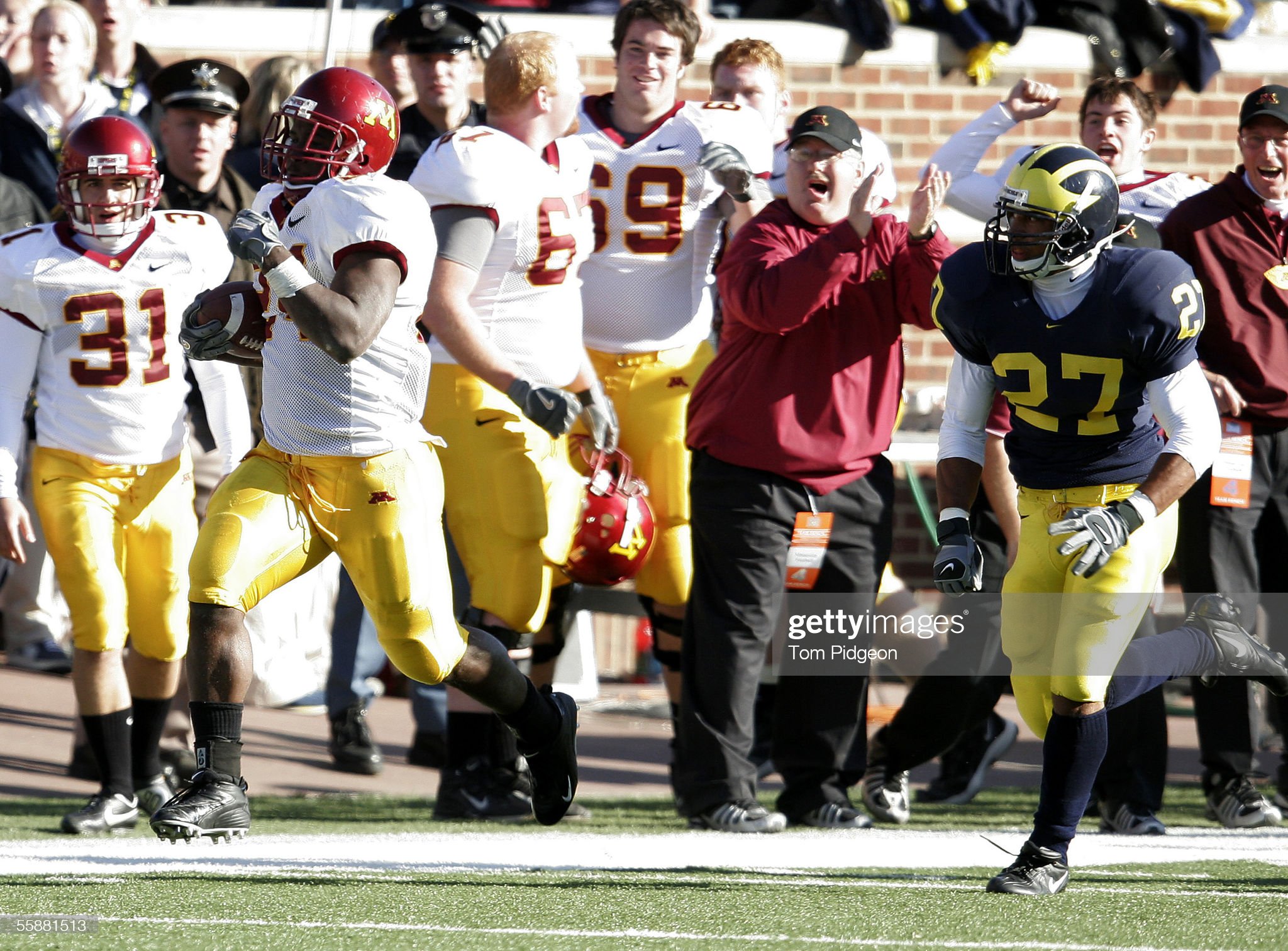 gary-russell-of-minnesota-rushes-for-61-yards-deep-into-michigan-in-picture-id55881513