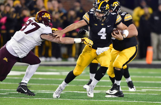 minnesota-gophers-defensive-end-nate-umlor-reaches-out-to-tackle-iowa-picture-id869120190
