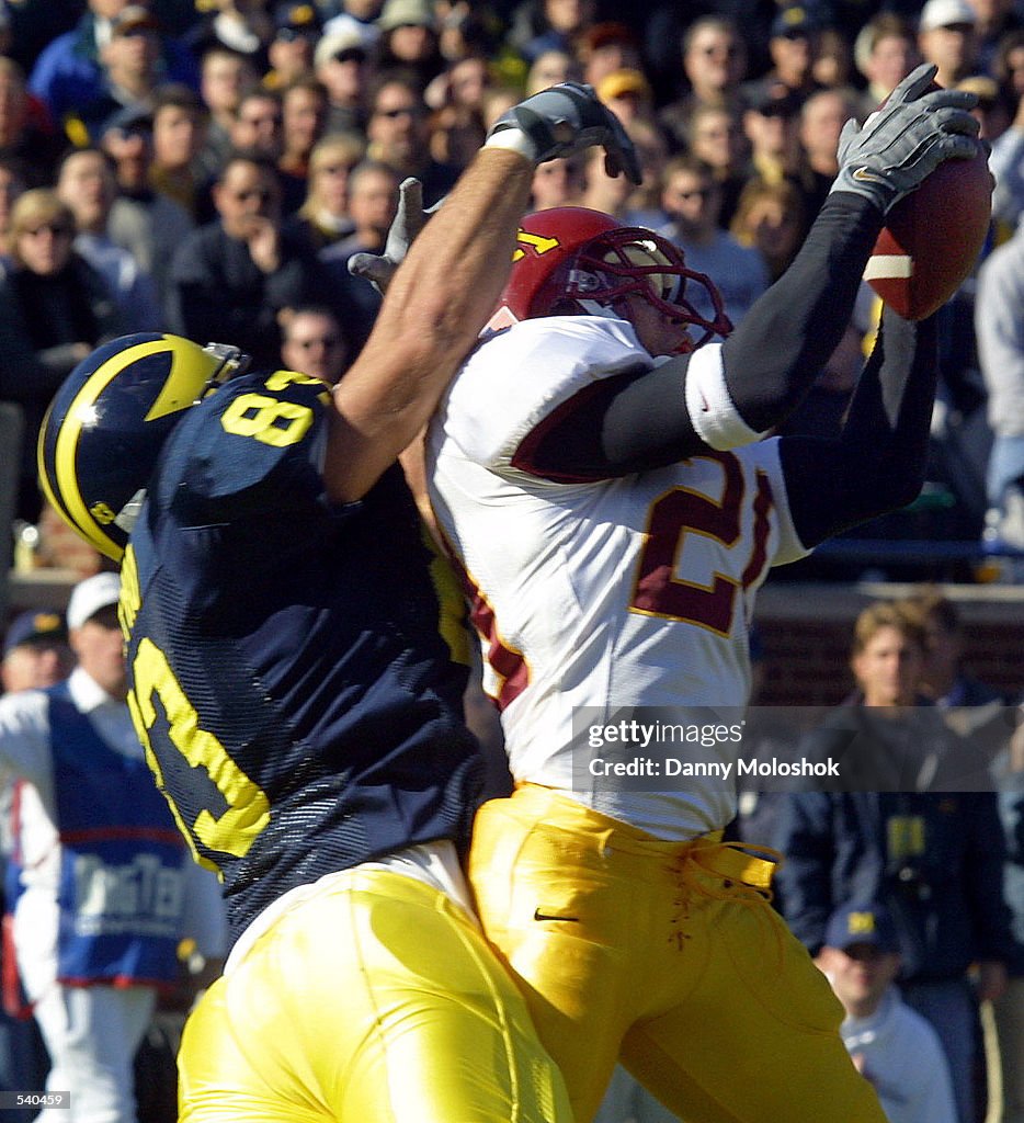 nov-2001-cornerback-justin-isom-of-the-minnesota-golden-gophers-a-picture-id540459