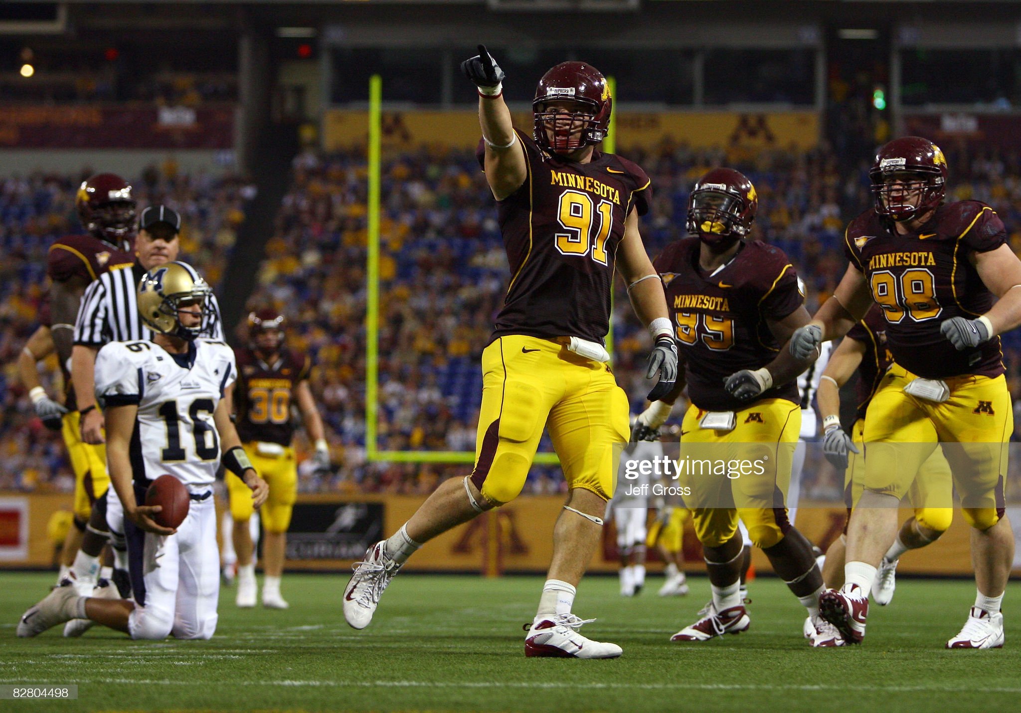 willie-vandesteeg-of-the-minnesota-golden-gophers-celebrates-after-picture-id82804498