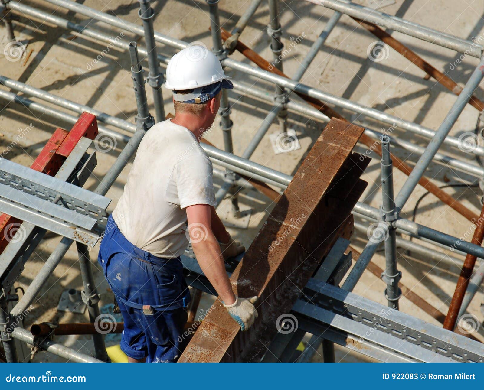 construction-worker-steel-beam-922083.jpg