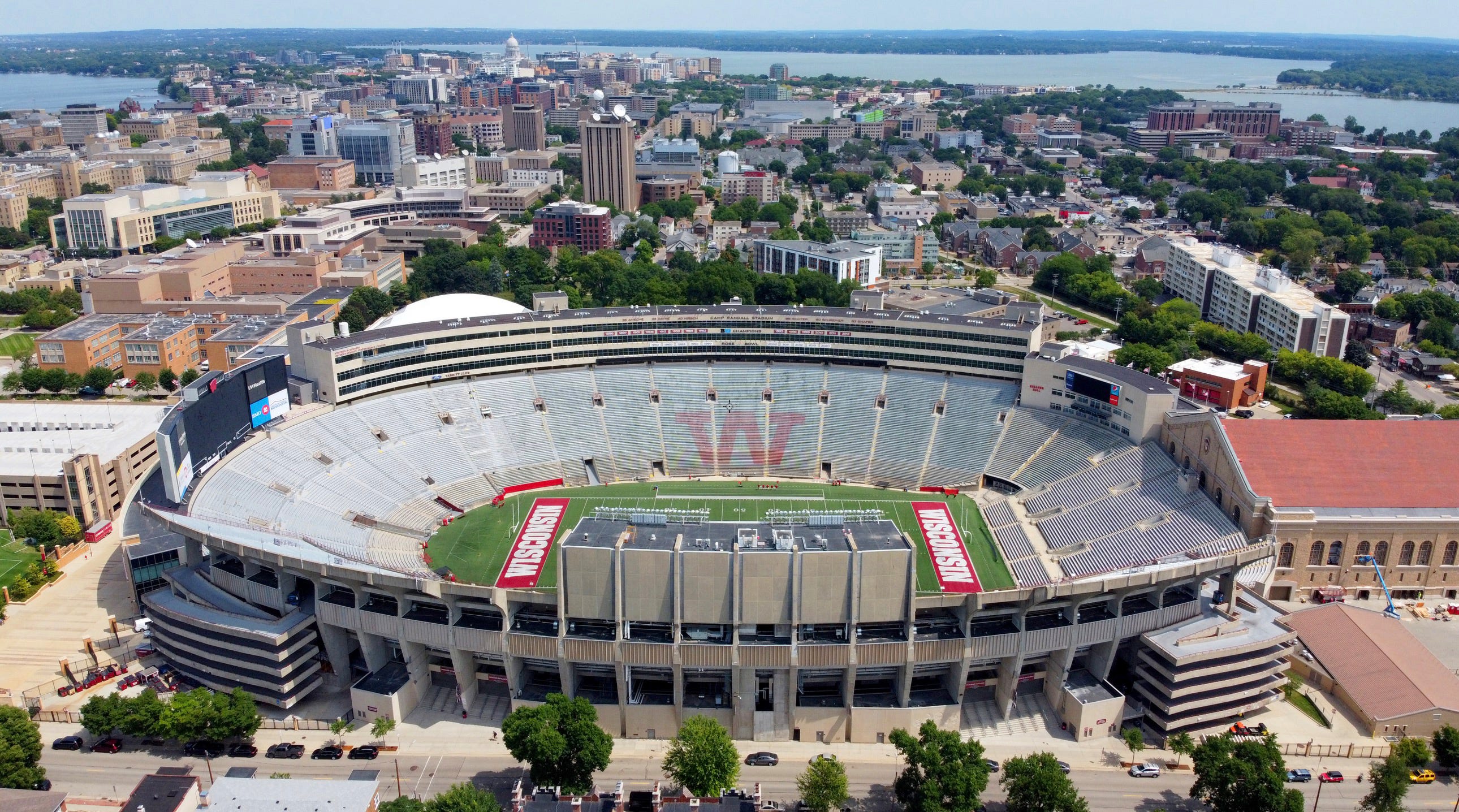 4bd49040-4ce6-489f-ab78-e149a41e0471-UW_MADISON_COVID_FOOTBALL_4.jpg