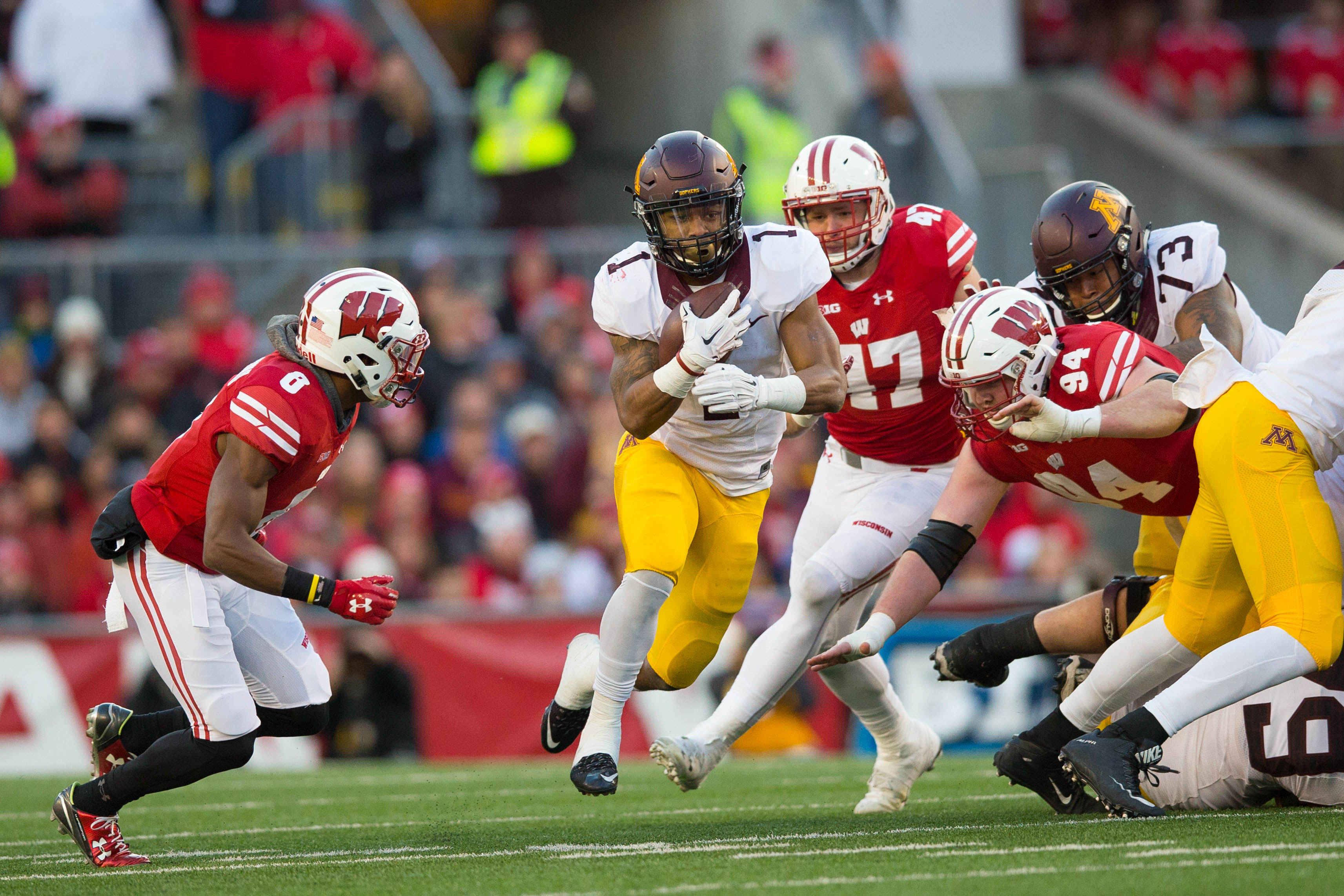 9719121-ncaa-football-minnesota-at-wisconsin