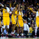 Gophers_Hoops_Celebration